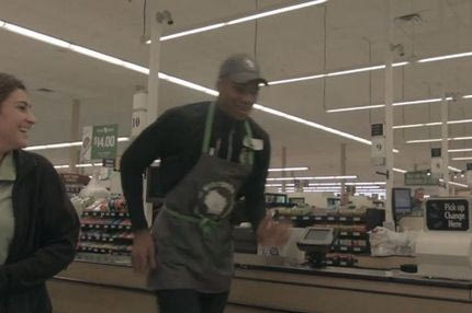 Ο Αντετοκούνμπο έγινε… ταμίας σε σούπερ μάρκετ!