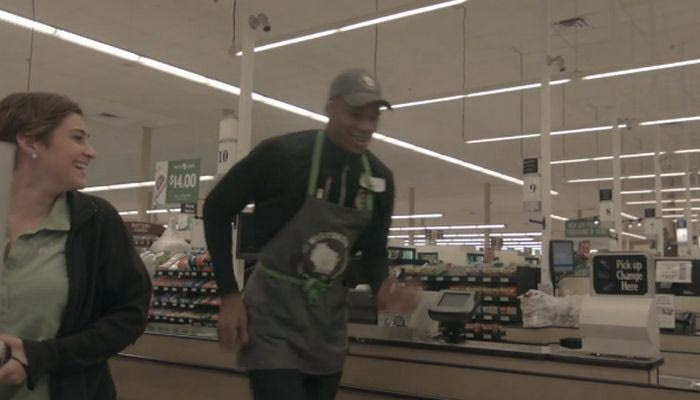Ο Αντετοκούνμπο έγινε… ταμίας σε σούπερ μάρκετ!