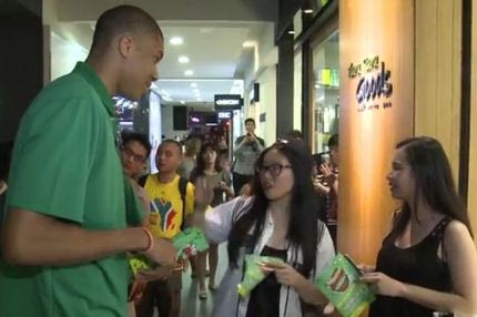 Γύρισε την Ταϊβάν για ένα σουβλάκι ο Αντετοκούνμπο