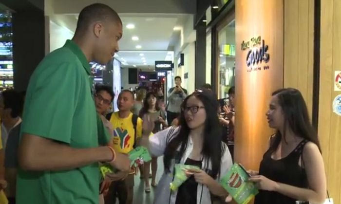 Γύρισε την Ταϊβάν για ένα σουβλάκι ο Αντετοκούνμπο