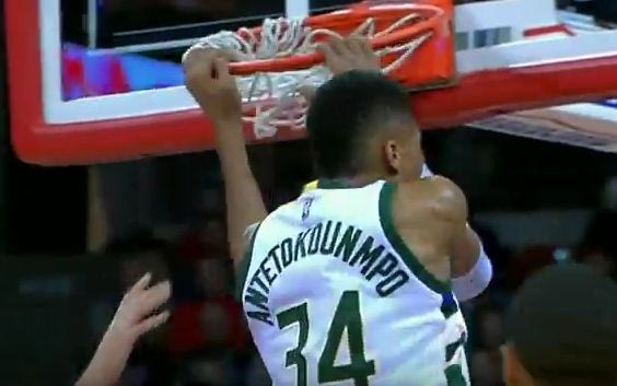 Στην κορυφή του Top-10 η καρφωματάρα του Giannis