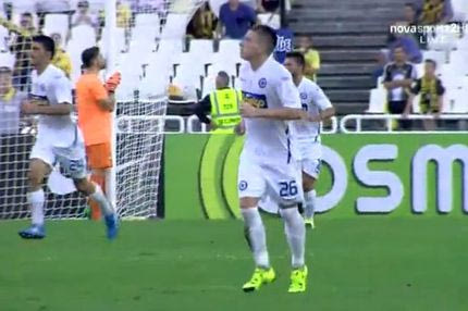 VIDEO: Ο ανακουφισμένος Μπαρόχα φιλά το δοκάρι