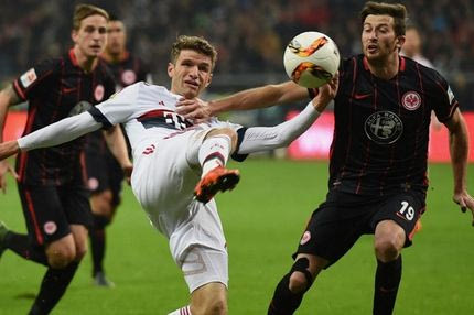 Αντίπαλοι Ολυμπιακού: “Κόλλησε” στην Φρανκφούρτη η Μπάγερν, δεύτερη σερί ήττα για την Ντιναμό