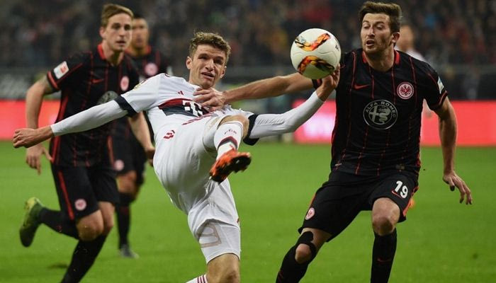 Αντίπαλοι Ολυμπιακού: “Κόλλησε” στην Φρανκφούρτη η Μπάγερν, δεύτερη σερί ήττα για την Ντιναμό