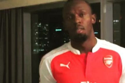 Ο Μπολτ έχασε το στοίχημα και πόζαρε με φανέλα Άρσεναλ