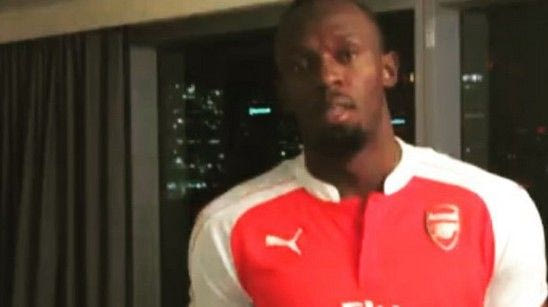 Ο Μπολτ έχασε το στοίχημα και πόζαρε με φανέλα Άρσεναλ