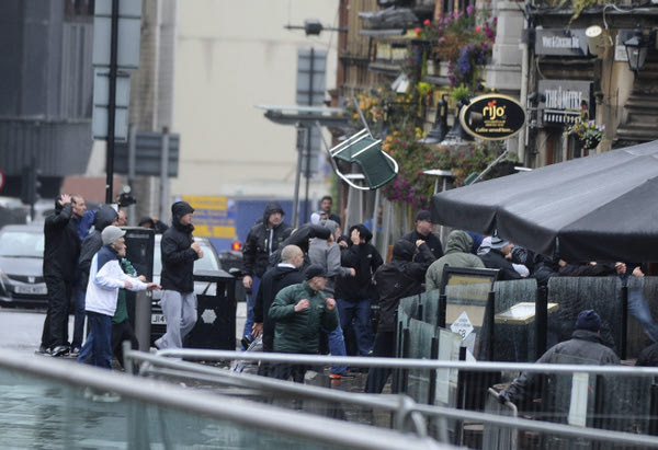 Άγριο ξύλο μεταξύ οπαδών της Μάντσεστερ Σίτι και της Σεβίλλης!