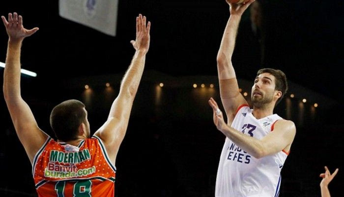 Αντίπαλοι Ολυμπιακού: “Μαχαιριά” για την Εφές, “πλέι μέικερ” ο Μπουρούσης, με φόρα η Μιλάνο