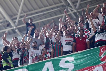 Μαχαίρωσαν Τούρκους οπαδούς έξω από το ΟΑΚΑ!