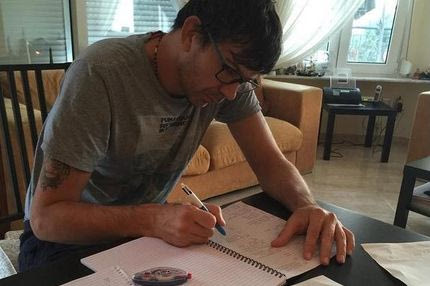 Στα θρανία για μάθημα ελληνικών ο Γκαρσία