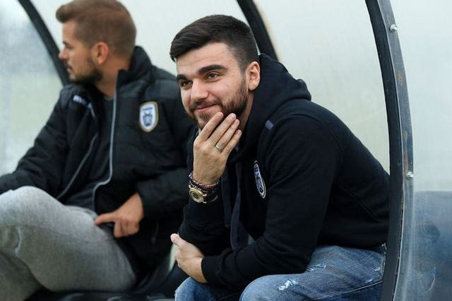 Μαθαίνει ελληνικά και… συνθήματα ο υιός Σαββίδης