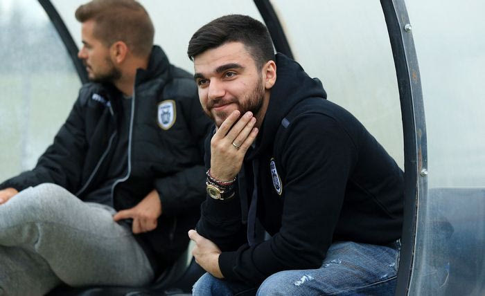 Μαθαίνει ελληνικά και… συνθήματα ο υιός Σαββίδης