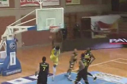 Έσπασε το ταμπλό με κάρφωμα ο Κρουμπάλι!