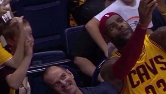 Η selfie του Λεμπρόν με τους φίλους των Καβαλίερς