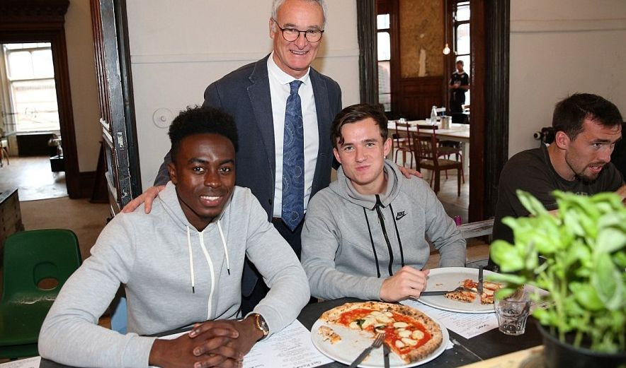 Κέρασε πίτσες τους παίκτες του ο Ρανιέρι