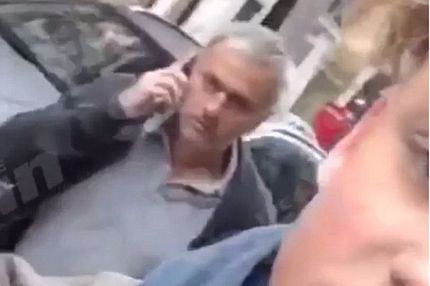 Ο Μουρίνιο χτυπάει κινητό παιδιού που τον καταγράφει