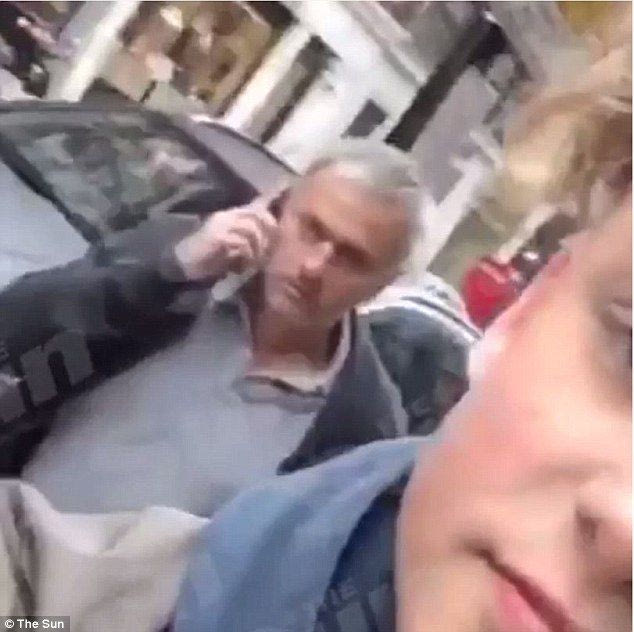 Ο Μουρίνιο χτυπάει κινητό παιδιού που τον καταγράφει