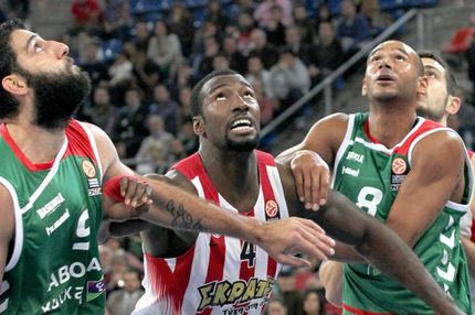 VIDEO: Ο Μπουρούσης τιμωρεί από τα 6.75μ την άμυνα του Ολυμπιακού