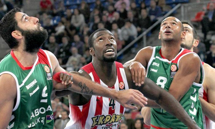 VIDEO: Ο Μπουρούσης τιμωρεί από τα 6.75μ την άμυνα του Ολυμπιακού