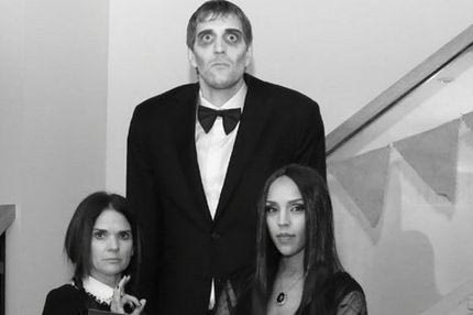 Ο Νοβίτσκι ντύθηκε “Addams Family”