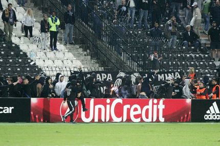Η εισβολή των οπαδών του ΠΑΟΚ με VIDEO από την εξέδρα