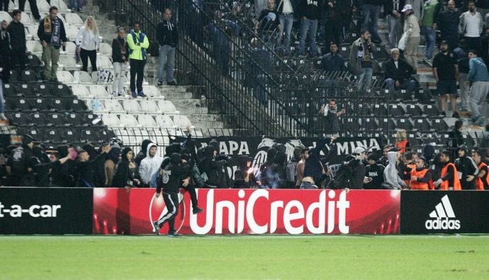 Η εισβολή των οπαδών του ΠΑΟΚ με VIDEO από την εξέδρα