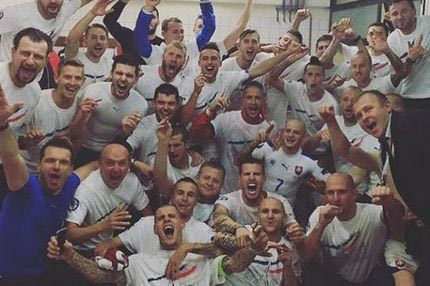 Ο Μακ και οι πανηγυρισμοί στα αποδυτήρια της Σλοβακίας