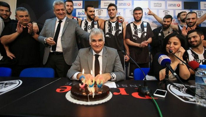 Έσβησε τούρτα ο Μαρκόπουλος: “Είμαι συγκινημένος…”