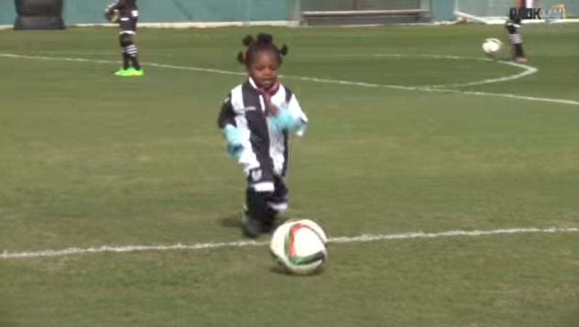 VIDEO: Οι παίκτες του ΠΑΟΚ παίζουν μπάλα με παιδιά προσφύγων