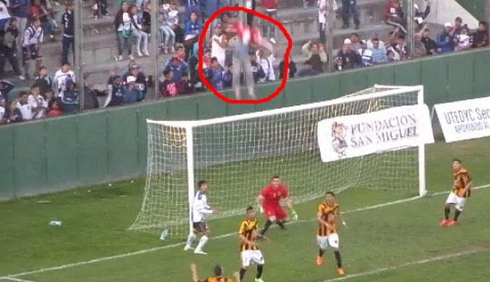 Τρομακτική πτώση φιλάθλου στην Αργεντινή