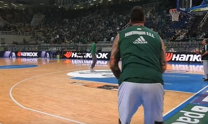 Τρίποντο πίσω από την μπασκέτα αλά Μπερντ ο Ραντούλιτσα