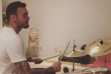 Κορυφαίος και στα drums ο Ρομπέρτο