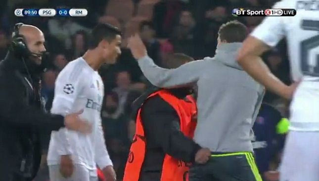 Εισβολή για μια αγκαλιά στον Ρονάλντο