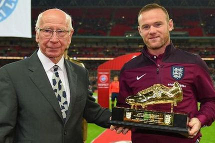 Ο Σερ Μπόμπι Τσάρλτον βράβευσε τον… διάδοχό του, Ρούνεϊ