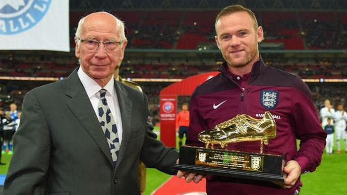 Ο Σερ Μπόμπι Τσάρλτον βράβευσε τον… διάδοχό του, Ρούνεϊ