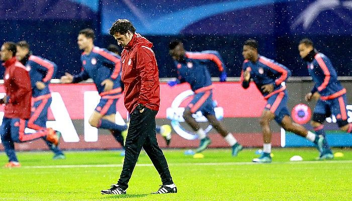 Προπόνηση υπό βροχή για τον Ολυμπιακό στο “Μάξιμιρ”