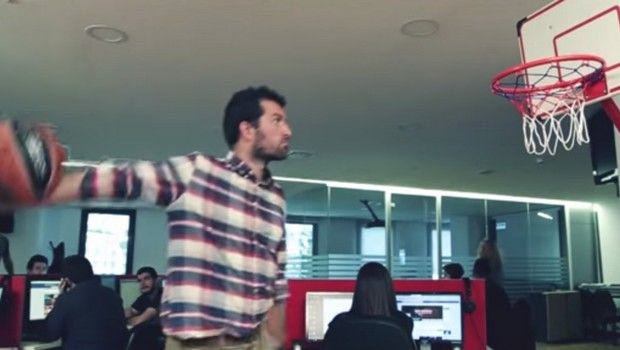 Πώς τα γραφεία της Super Βasketball μετατράπηκαν σε παρκέ!