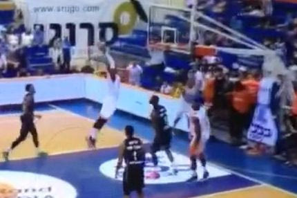 VIDEO: Ο τέλειος αιφνιδιασμός με τρεις εναέριες πάσες και κάρφωμα