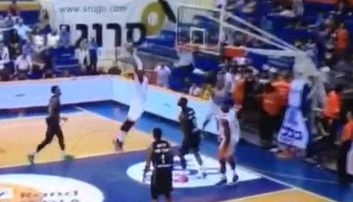 VIDEO: Ο τέλειος αιφνιδιασμός με τρεις εναέριες πάσες και κάρφωμα