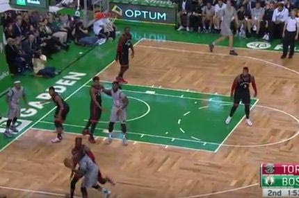 Έβαλε τρίποντο πέφτοντας ο Μάρκους Σμαρτ