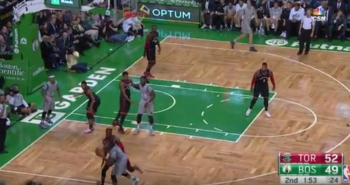 Έβαλε τρίποντο πέφτοντας ο Μάρκους Σμαρτ