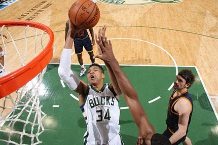 Ο Giannis νίκησε τον ΛεΜπρόν με νταμπλ-νταμπλ