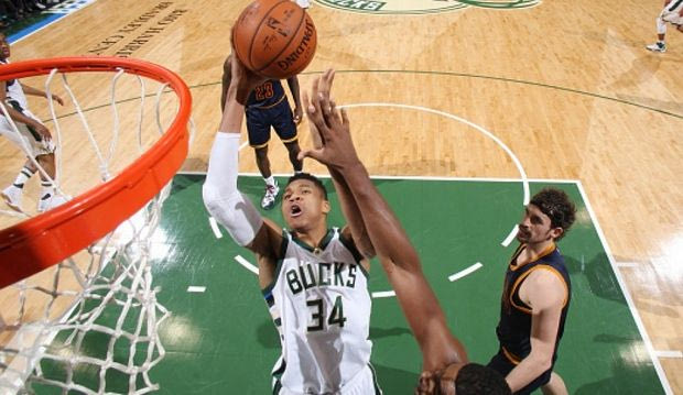 Ο Giannis νίκησε τον ΛεΜπρόν με νταμπλ-νταμπλ