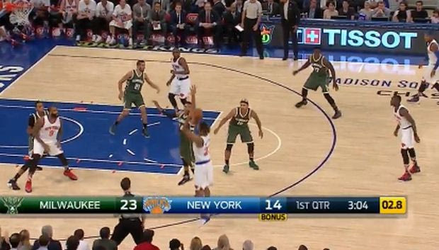 Το εντυπωσιακό κόψιμο του Αντετοκούμπο στον Ντέρικ Ουίλιαμς