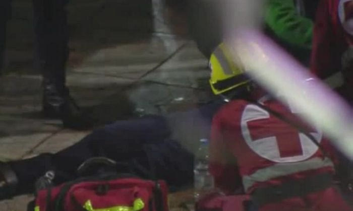 Σοκάρει η εικόνα του τραυματία αστυνομικού στη Λεωφόρο (VIDEO)