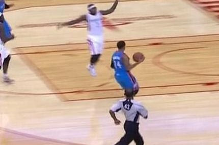 Έκανε έξι βήματα και το καλάθι μέτρησε κανονικά!