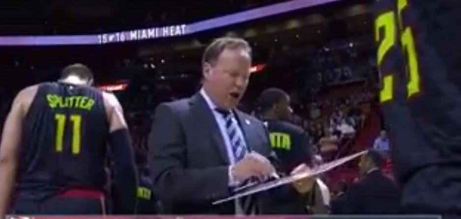 Προπονητής έδινε οδηγίες στο πουθενά!