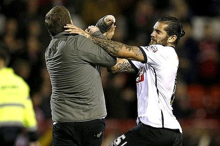 VIDEO: Oπαδός της Νότιγχαμ επιτίθεται σε παίκτη της Ντέρμπι