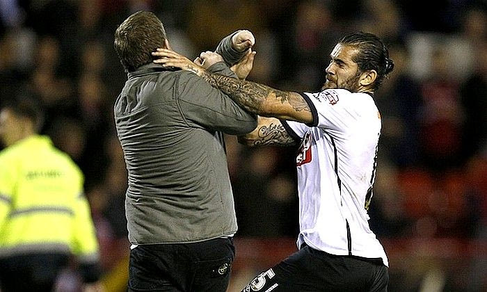 VIDEO: Oπαδός της Νότιγχαμ επιτίθεται σε παίκτη της Ντέρμπι