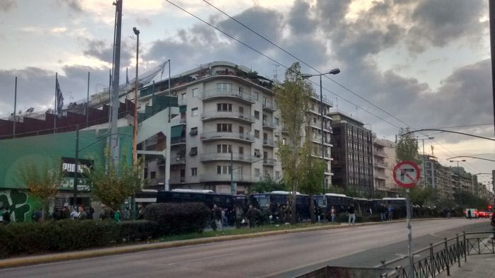 Ένταση και δακρυγόνα έξω από το “Απόστολος Νικολαϊδης”